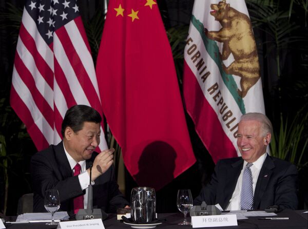 Глава Китая Си Цзиньпин ест шоколад на встрече с вице-президентом США Джо Байденом - Sputnik Армения