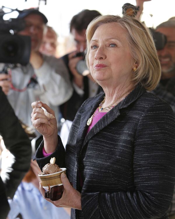 Кандидат в президенты от Демократической партии Хиллари Клинтон ест шоколадное мороженое с арахисовым маслом во время остановки в Moo's Place - Sputnik Армения