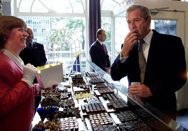 Президент Джордж Буш пробует конфеты в магазине шоколада в Брюсселе, Бельгия - Sputnik Армения