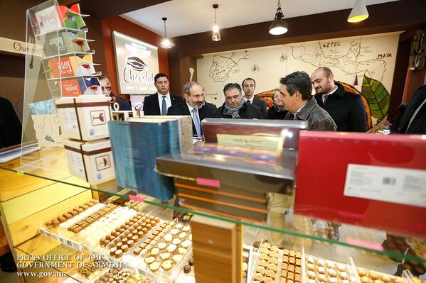 И.о. премьер-министра Никол Пашинян посетил шоколадную фабрику компании Гурмэ Дурмэ (21 ноября 2018). Арагацотн - Sputnik Армения