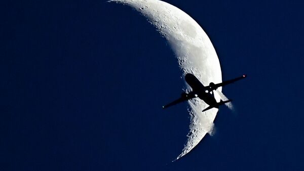 Самолет Boeing 737 на фоне растущей Луны. - Sputnik Արմենիա