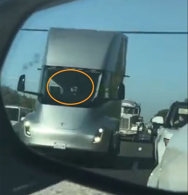 Որտե՞ղ է վարորդը. Tesla Semi անվարորդ բեռնատարը երթևեկում է փողոցով․ տեսանյութ Որտե՞ղ է վարորդը. Tesla Semi անվարորդ բեռնատարը երթևեկում է փողոցով․ տեսանյութ - Sputnik Արմենիա