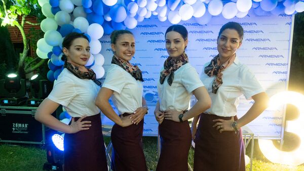 Бортпроводницы авиакомпании Armenia на трехлетии авиакомпании - Sputnik Армения