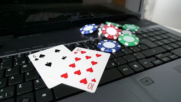 Ноутбук с покерными картами и покерными фишками - Sputnik Արմենիա