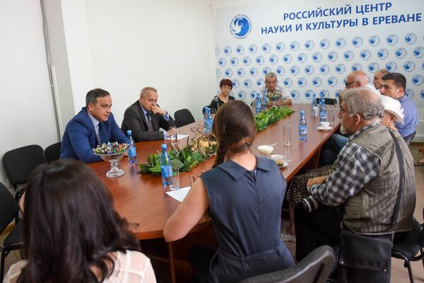 Копыркин встретился с русскоязычными писателями Армении по случаю юбилея Громыко Копыркин встретился с русскоязычными писателями Армении по случаю юбилея Громыко - Sputnik Армения
