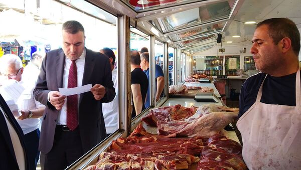 Сотрудники гос.службы по безопасности пищевых продуктов провели повторные санитарные проверки в Гюмри (16 июля 2019). Гюмри - Sputnik Армения
