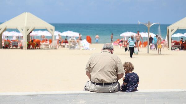 Дед с внуком на пляже - Sputnik Արմենիա