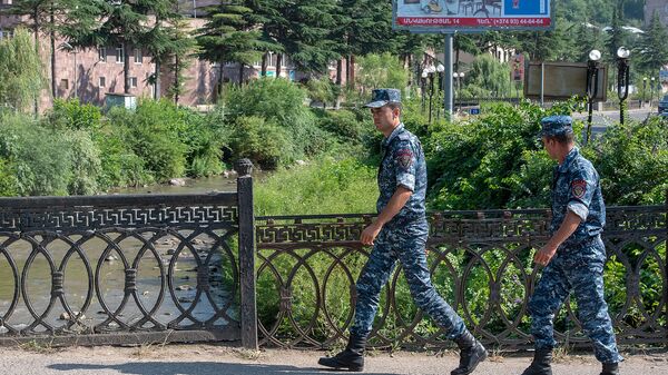 Полицейские на улицах в Иджеване - Sputnik Армения