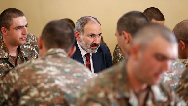 Премьер-министр Никол Пашинян в сопровождении министра обороны Давида Тонояна и начальника генштаба ВС Артака Давтяна посетил воинскую часть (19 июля 2019). Армавир - Sputnik Արմենիա
