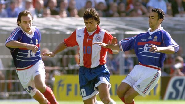 Футболисты Роберто Акуна (Парагвай) и французы Ален Богосян и Юри Джоркаефф во время матча второго тура чемпионата мира по футболу 1998 года между Францией и Парагваем (29 июня 1998). Ланс, Франция - Sputnik Армения