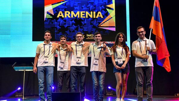 Участники международной олимпиады по математики из Армении на церемонии открытия (15 июля 2019). Бат - Sputnik Արմենիա