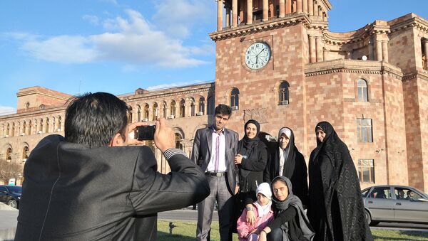 Иранские туристы в Армении фотографируются на фоне главных часов Республики - Sputnik Армения