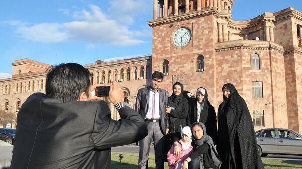 Иранские туристы в Армении фотографируются на фоне главных часов Республики - Sputnik Արմենիա