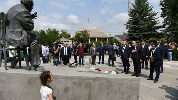 Президент Армен Саркисян возложил цветы и памятника Сосу Саркисяну в рамках рабочего визита в Лорийскую область (20 июля 2019). Степанаван - Sputnik Армения