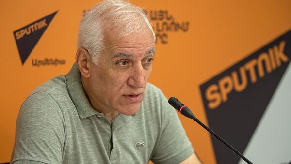 Ваагн Хачатрян на пресс-конференции – Первоочередные задачи нынешних властей Еревана. Год спустя (22 июля 2019). Еревaн - Sputnik Արմենիա