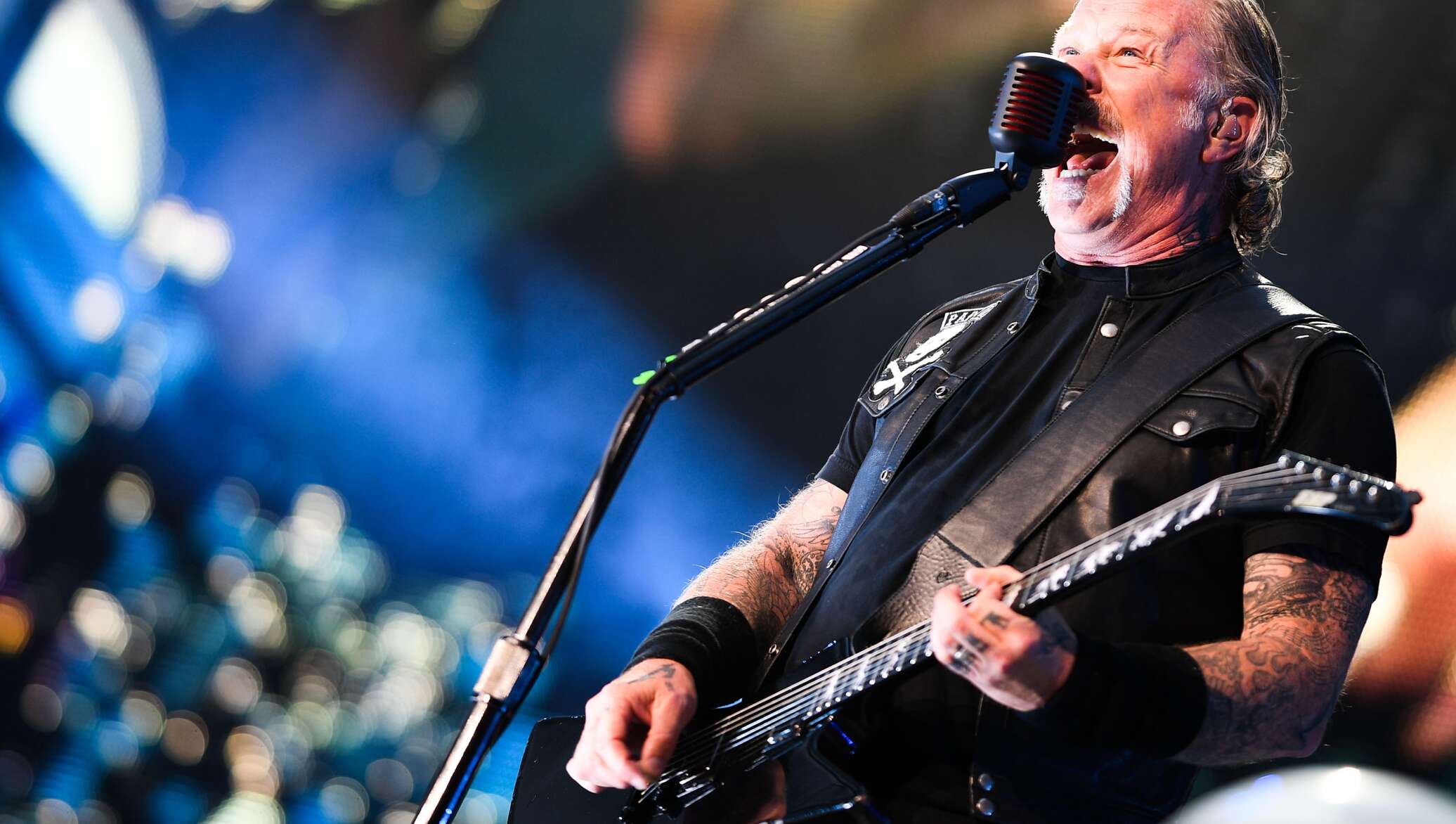 Металлика исполняет офицеры. Metallica каверы. Металлика купила завод. Металлика музыканты. Metallica концерт.