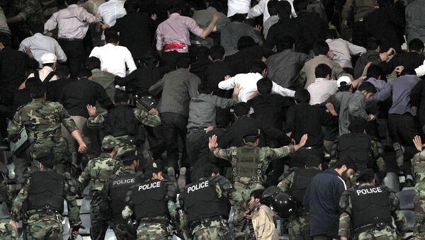 Полицейский спецназ эвакуирует людей со стадиона Азади (3 мая 2011). Тегеран - Sputnik Армения