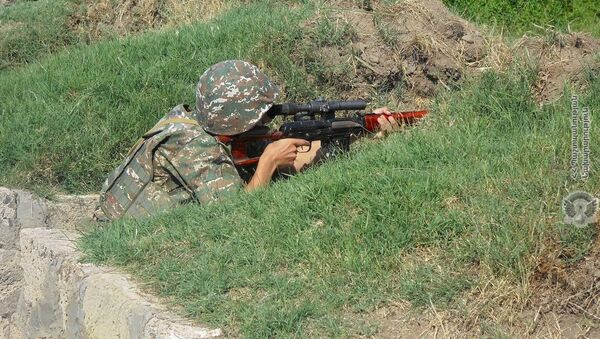 Армянский военнослужащий на тренировках по стрельбе - Sputnik Армения