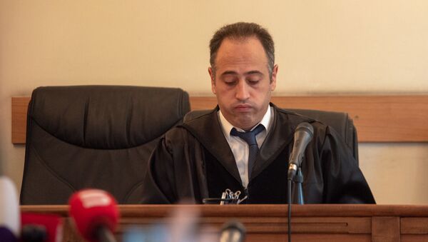Судья Арсен Никогосян на заседании суда по вопросу частичного снятия ареста с имущества Роберта Кочаряна (24 июля 2019). Еревaн - Sputnik Армения