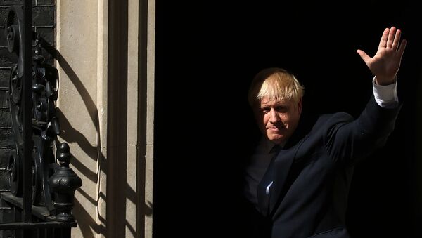 Новый премьер-министр Великобритании Борис Джонсон машет рукой после выступления (24 июля 2019). Лондон - Sputnik Армения