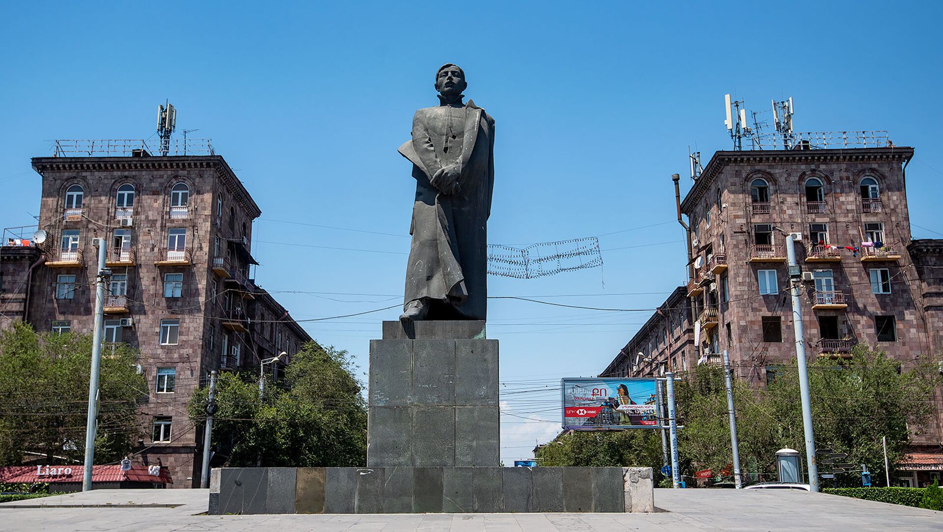 Памятник Сурену Спандаряну на площади Гарегина Нжде - Sputnik Արմենիա, 1920, 03.06.2021