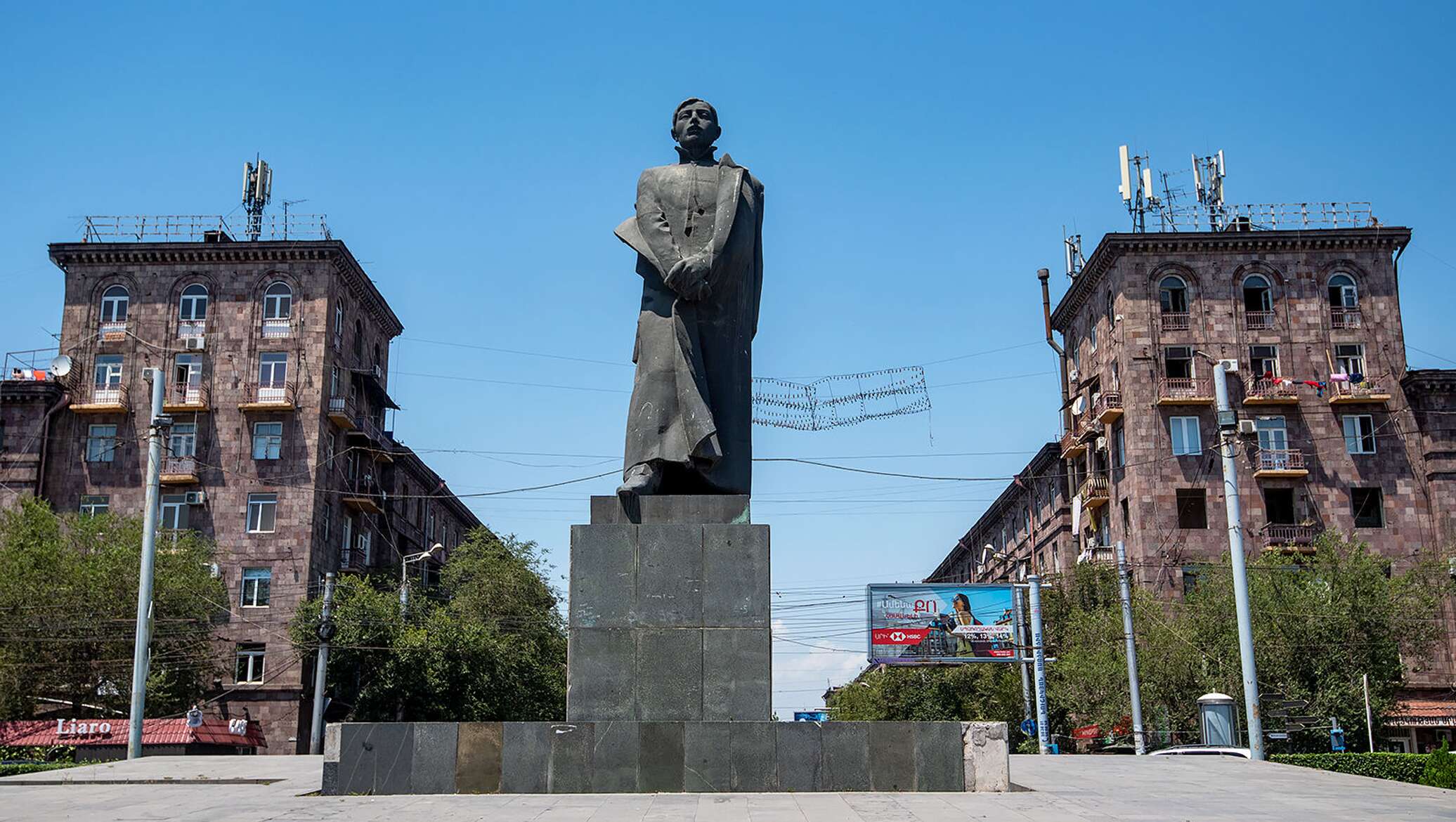 Уфа ереван. Площадь Гарегина Нжде в Ереване. Площадь Спандаряна Ереван. Памятник на площади Гарегина Нжде. Площадь Нжде Гарегин Гюмри памятник.