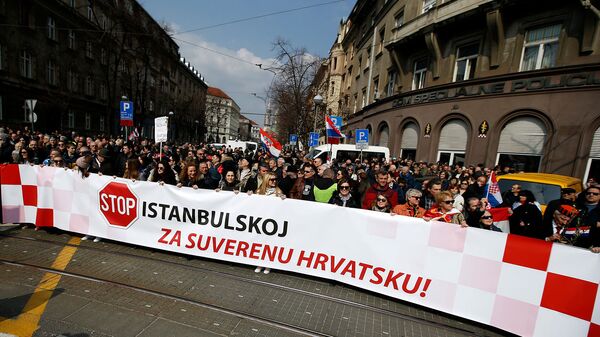 Люди держат транспарант с надписью: Остановите Стамбульскую конвенцию, за суверенную Хорватию!во время протеста против международной конвенции (24 марта 2018). Загреб - Sputnik Արմենիա