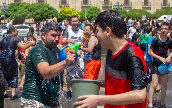 Туристы из Ирана на празднике Вардавар на площади Республики (28 июля 2019). Еревaн - Sputnik Армения