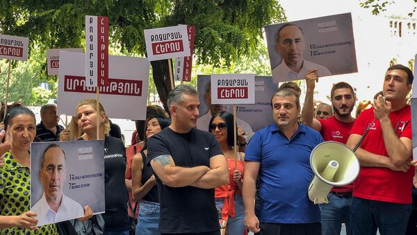 Акция протеста сторонников Роберта Кочаряна перед Домом правительства (29 июля 2019). Еревaн - Sputnik Արմենիա