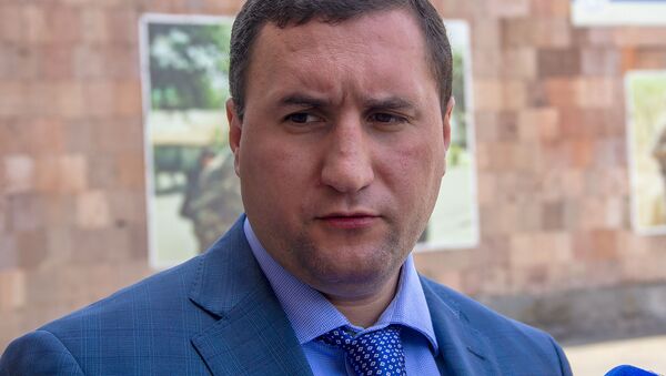 Замминистра обороны Армении Габриел Балаян во время брифинга в Республиканском сборном пункте (29 июля 2019). Еревaн - Sputnik Արմենիա