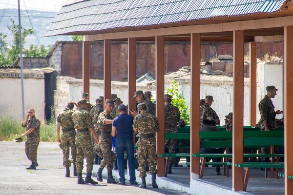 Горячая линия Минобороны Армении: что беспокоит родителей призывников Горячая линия Минобороны Армении: что беспокоит родителей призывников - Sputnik Армения