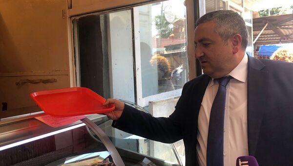 Руководитель Государственной службы по безопасности пищевых продуктов Георгий Аветисян сделал подарки продавцам мясного пассажа (29 июля 2019). Гюмри - Sputnik Արմենիա