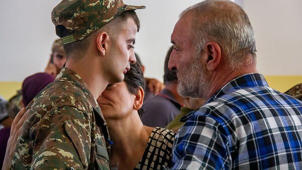 Родители провожают призывника в армию - Sputnik Армения