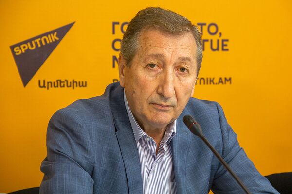 Кризис в АГЭУ: преподаватели обвиняют ректора в плагиате и жалуются на новый регламент Кризис в АГЭУ: преподаватели обвиняют ректора в плагиате и жалуются на новый регламент - Sputnik Армения