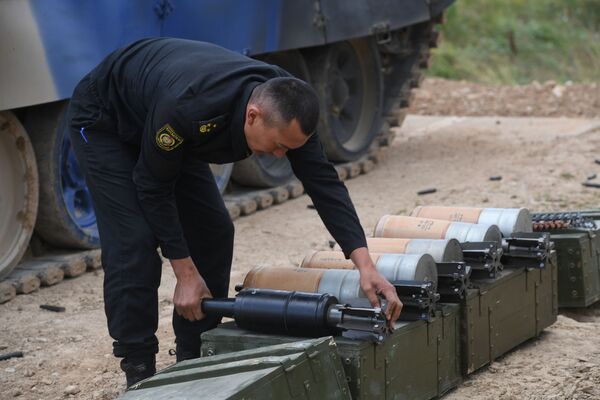 Военнослужащий подготавливает боеприпасы у танка Т-72Б3 команды армии Киргизии во время подготовки к международным соревнованиям Танковый биатлон-2019 на подмосковном полигоне Алабино - Sputnik Армения