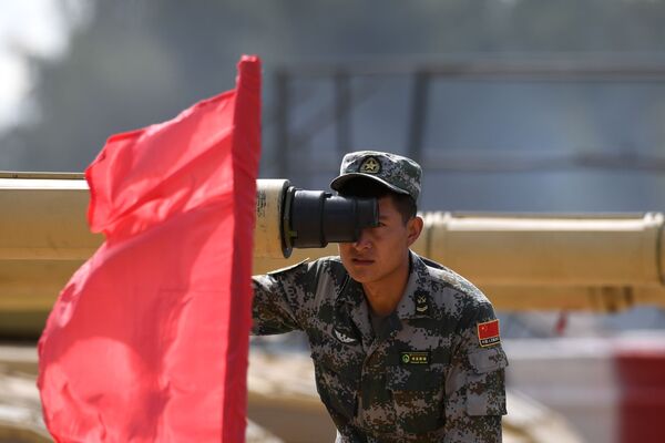 Военнослужащий команды армии Китая во время пристрелки по мишеням перед началом международных соревнований Танковый биатлон-2019 на подмосковном полигоне Алабино - Sputnik Армения