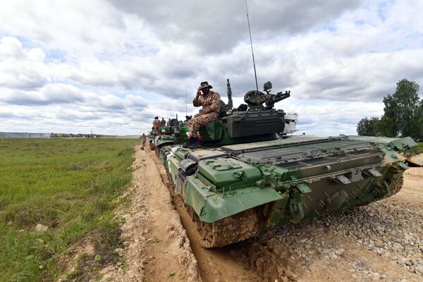 Военнослужащий на танке Т-72Б3 команды армии Ирана во время подготовки к международным соревнованиям Танковый биатлон-2019 на подмосковном полигоне Алабино Военнослужащий на танке Т-72Б3 команды армии Ирана во время подготовки к международным соревнованиям Танковый биатлон-2019 на подмосковном полигоне Алабино - Sputnik Армения