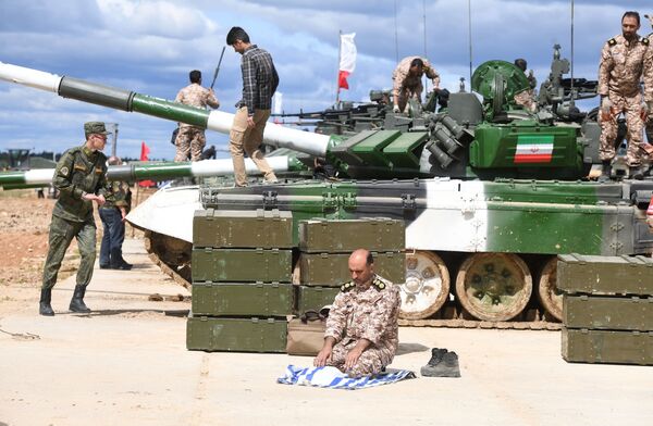 Военнослужащий у танка Т-72Б3 команды армии Ирана во время подготовки к международным соревнованиям Танковый биатлон-2019 на подмосковном полигоне Алабино Военнослужащий у танка Т-72Б3 команды армии Ирана во время подготовки к международным соревнованиям Танковый биатлон-2019 на подмосковном полигоне Алабино - Sputnik Армения