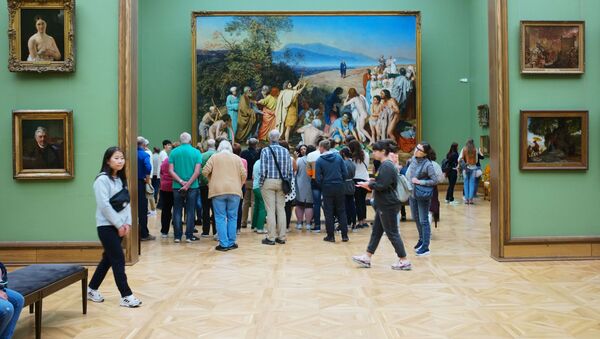 Иностранные туристы у картины Явление Христа народу художника А. Иванова в Третьяковской галерее - Sputnik Армения