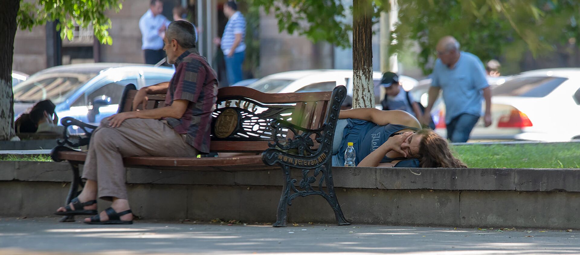Люди на улицах Еревана в невыносимую жару - Sputnik Արմենիա, 1920, 21.07.2021