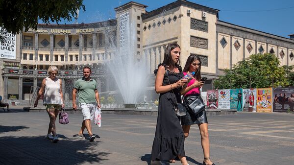 Люди на улицах Еревана в невыносимую жару - Sputnik Արմենիա