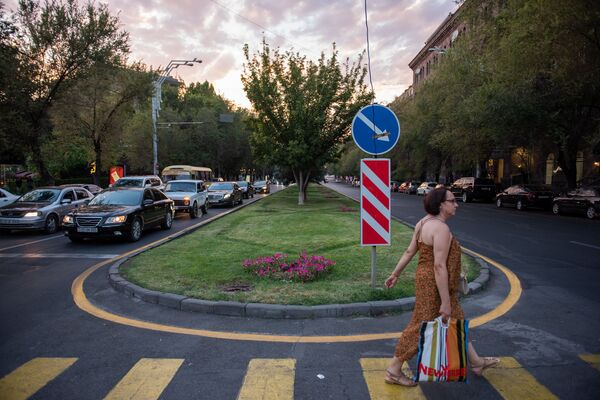 Перчинка, оживившая Ереван – улица Саят-Новы стала для горожан глотком свежего воздуха Перчинка, оживившая Ереван – улица Саят-Новы стала для горожан глотком свежего воздуха - Sputnik Армения
