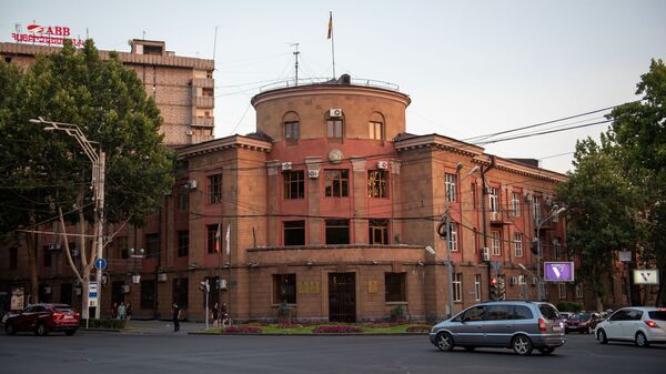 Здание административного района Кентрон на перекрестке проспекта Саят-Новы и улицы Терьяна - Sputnik Армения