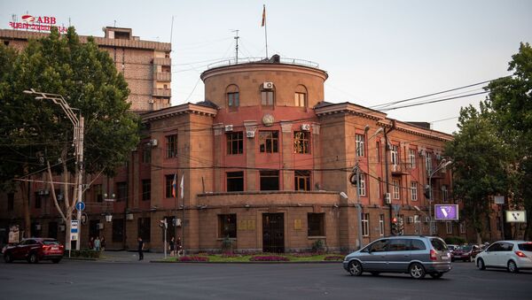 Здание административного района Кентрон на перекрестке проспекта Саят-Новы и улицы Терьяна - Sputnik Армения