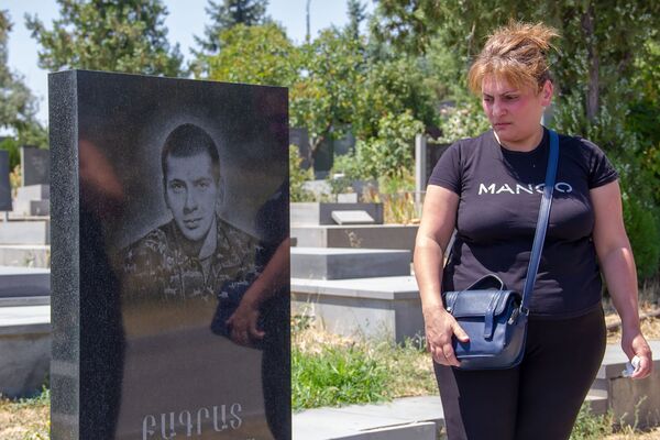 Вандализм или случайность? Что думают родственники павших героев об инциденте в Ераблуре Вандализм или случайность? Что думают родственники павших героев об инциденте в Ераблуре - Sputnik Армения