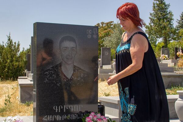 Вандализм или случайность? Что думают родственники павших героев об инциденте в Ераблуре Вандализм или случайность? Что думают родственники павших героев об инциденте в Ераблуре - Sputnik Армения