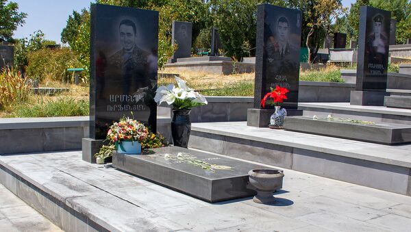 Надгробные плиты павших героев четырехдневной войны - Sputnik Армения