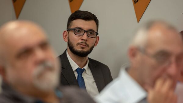 Участник проекта SputnikPro слушает выступление Федора Лукьянова в мультимедийном пресс-центре Sputnik Армения (1 августа 2019). Еревaн - Sputnik Արմենիա