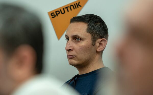 слушать журналист