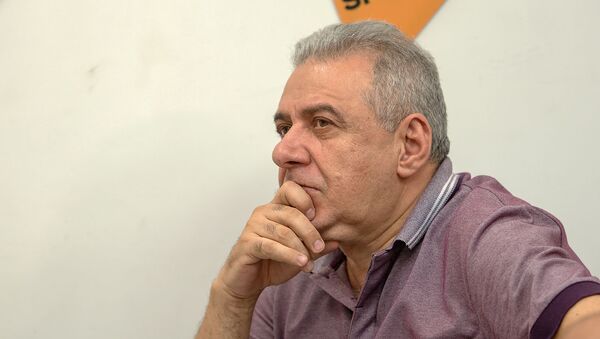 Вагаршак Арутюнян слушает выступление Федора Лукьянова на проекте SputnikPro в мультимедийном пресс-центре Sputnik Армения (1 августа 2019). Еревaн - Sputnik Արմենիա
